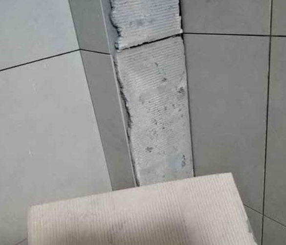 景德镇市瓷砖空鼓维修公司分享下厨房瓷砖脱落的补救措施。
